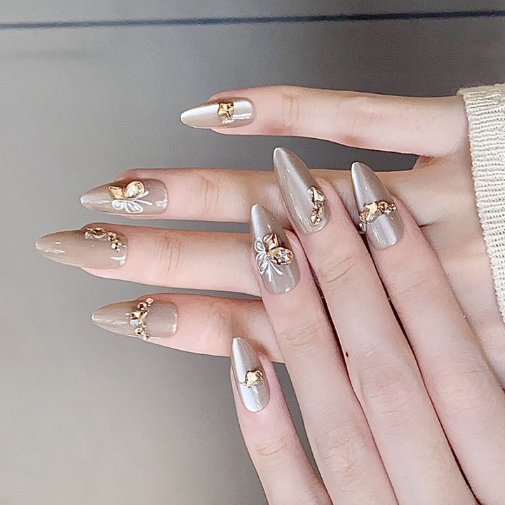 Dekorative Stiletto Press-On Nägel mit Rhinestone-Verzierungen Karnz