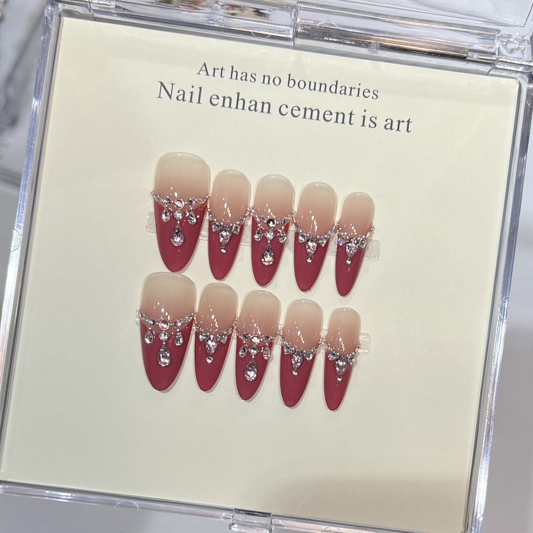 Luxuriöses Press-On Nagelkunst Set mit Strassdetails Karnz
