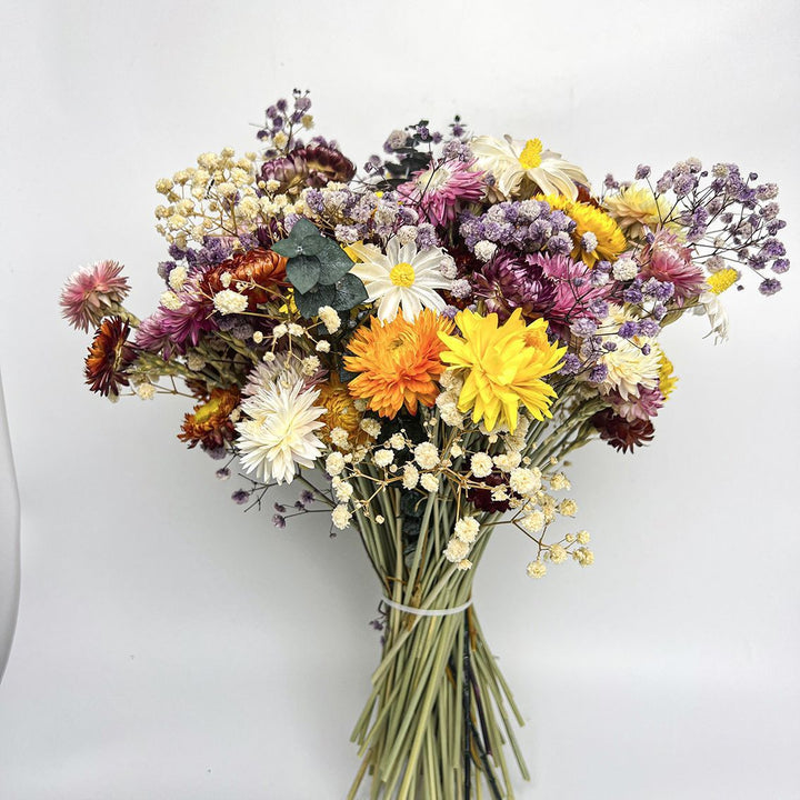 Trockenblumenstrauß mit natürlichen Akzenten