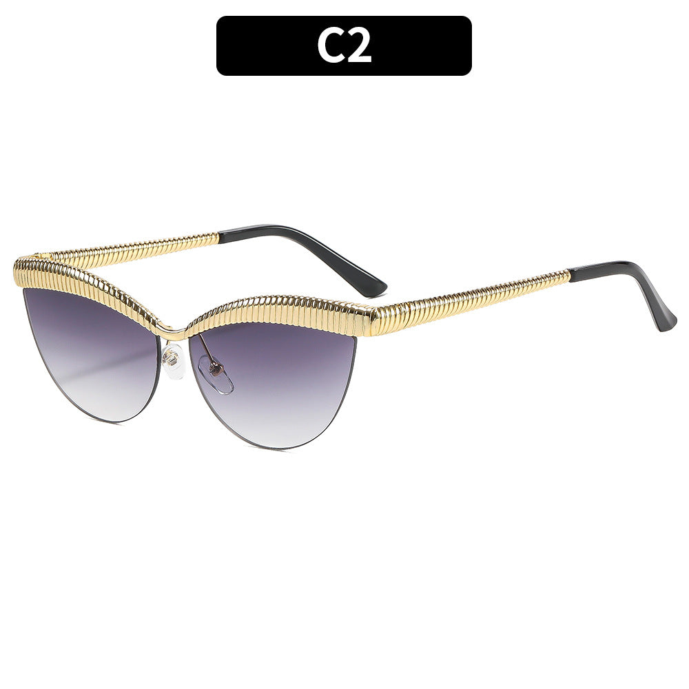Elegante Katzenauge-Sonnenbrille mit metallischen Akzenten