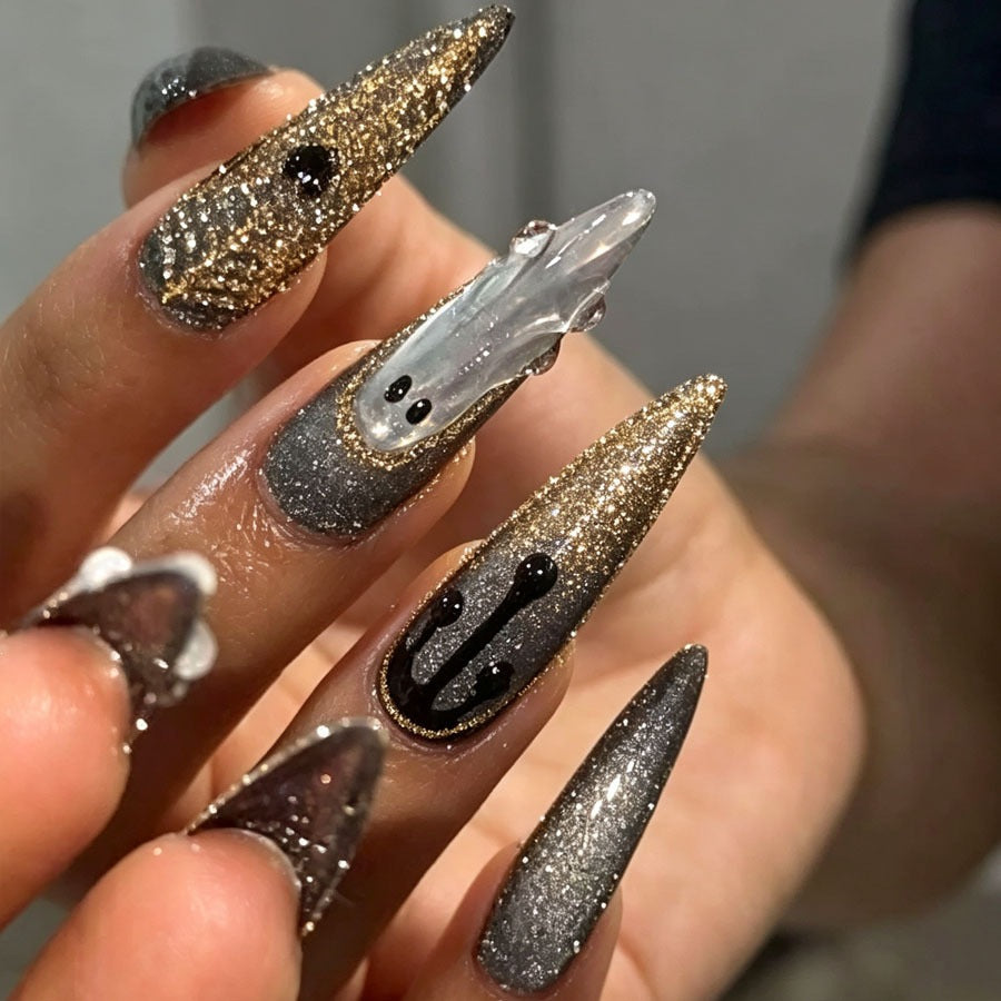 Kunstnagelset mit glamourösen Metallic-Elementen und filigranen Details Karnz