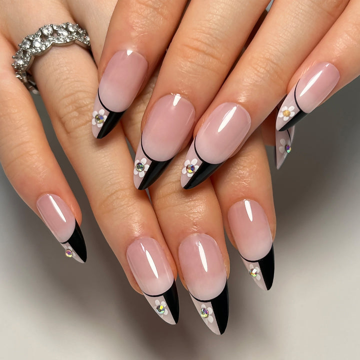Kunstvolle Nagelkunst im eleganten Stiletto-Design Karnz