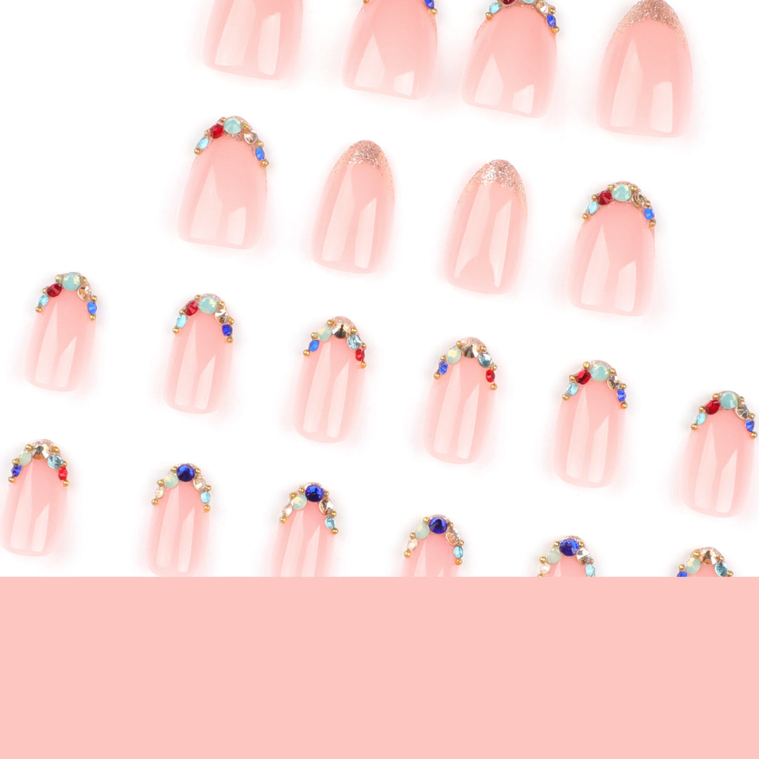 Kunstvolle Nagelkunst mit glamourösen Strassverzierungen Karnz