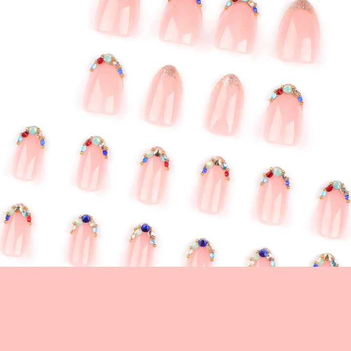 Kunstvolle Nagelkunst mit glamourösen Strassverzierungen Karnz