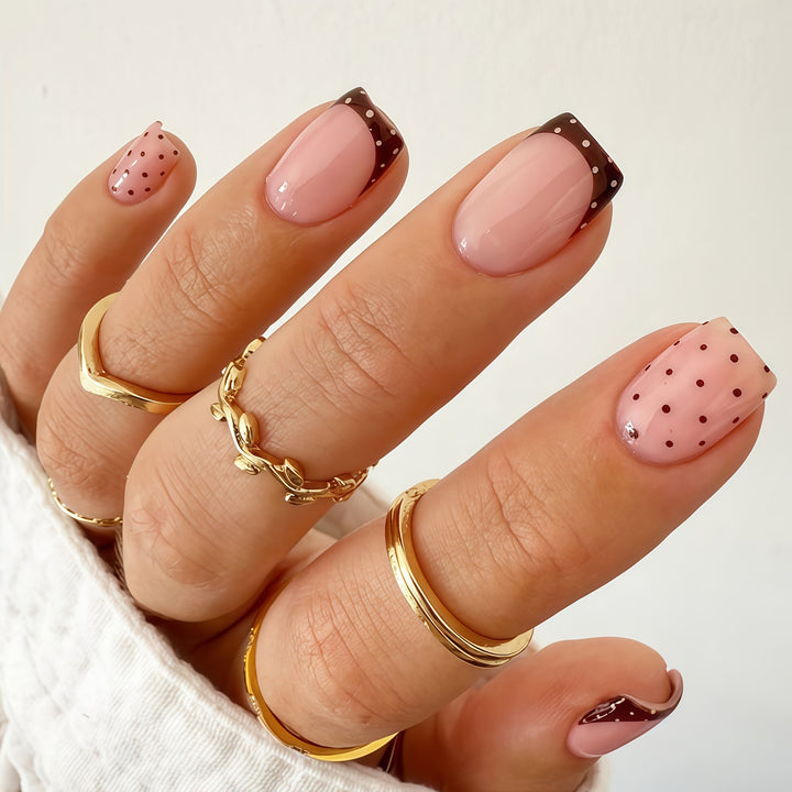 Stylishes Press-On-Nageldesign mit Punkten und französischen Spitzenakzenten Karnz