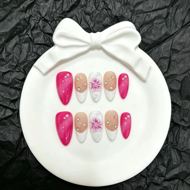 Glamouröser Press-On-Nagelset mit floralen und Juwelenakzenten