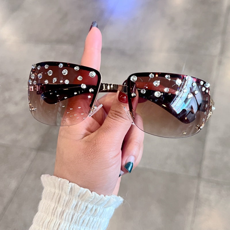 Damen Designer-Sonnenbrille mit funkelnden Strass-Akzenten Karnz