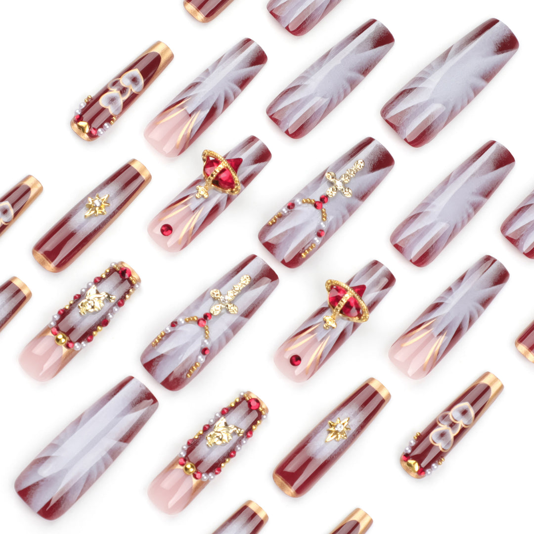 Kunstvolle Nagelkunst mit Glitzer- und Herzmotiven Karnz