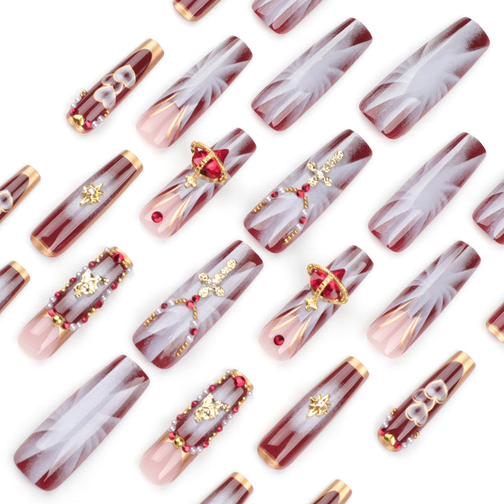 Kunstvolle Nagelkunst mit Glitzer- und Herzmotiven Karnz