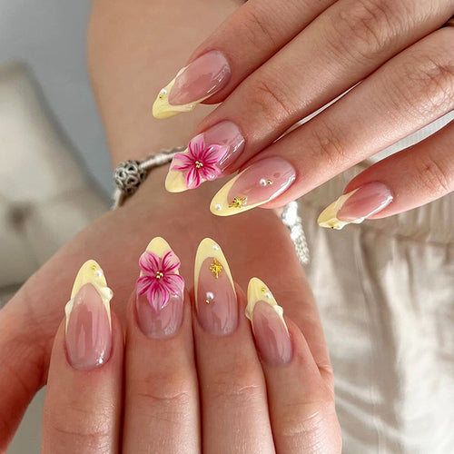 Kunstnagelset mit eleganten Blütenverzierungen und frischem Design Karnz