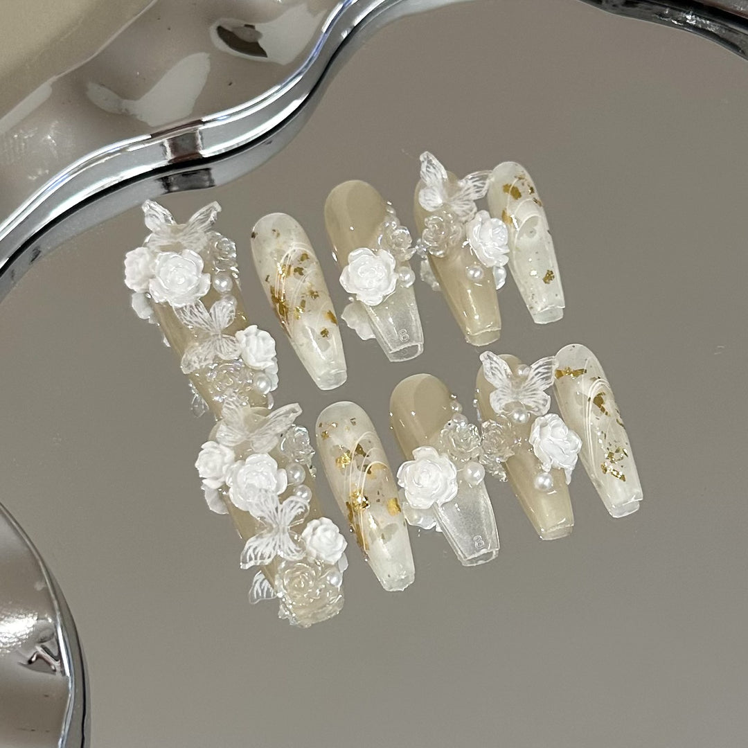Elegantes Press-On Nagelkunst-Set mit floralen und Perlenakzenten
