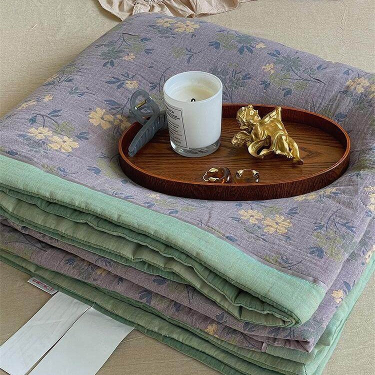 Leicht gesteppte Wohndecke im Retro-Blumenjacquard aus Baumwoll‑Leinen‑Mix