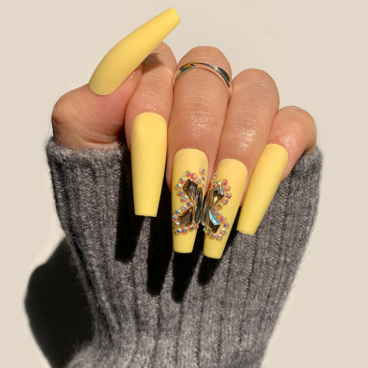 Nagelkunst mit Herz- und Lippenmotiven Karnz