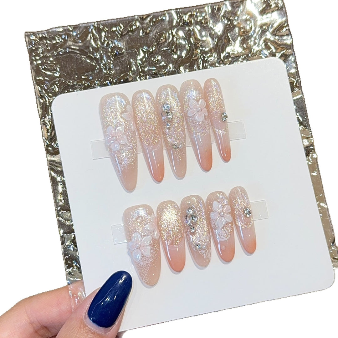 Künstliche Nägel mit Floralem Design und Glitzer Karnz