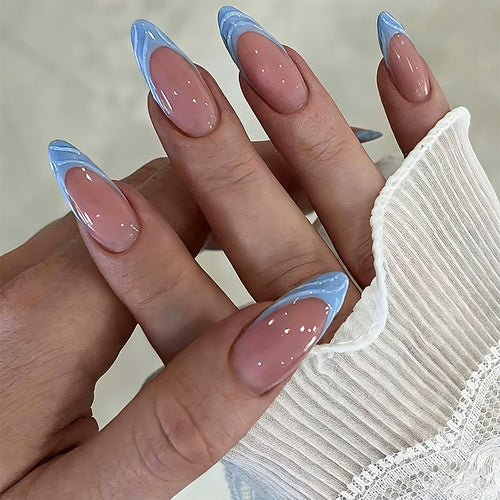 Kunstnagelset mit eleganten Ombre-Verläufen und modernen Spitzen Karnz