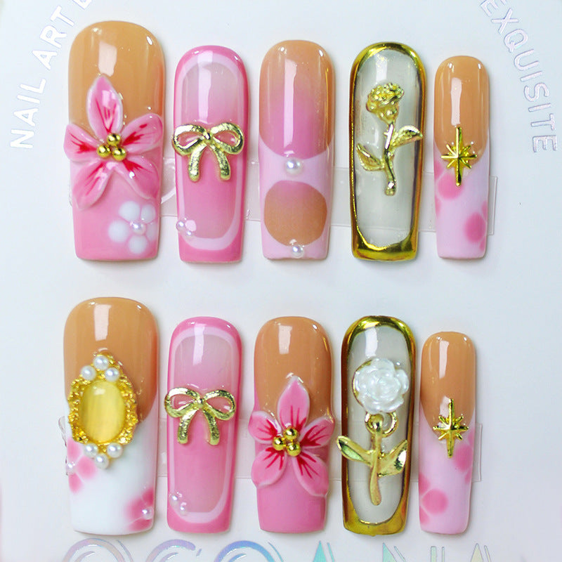 Kunstnagelset mit luxuriösen floralen und glamourösen Verzierungen Karnz