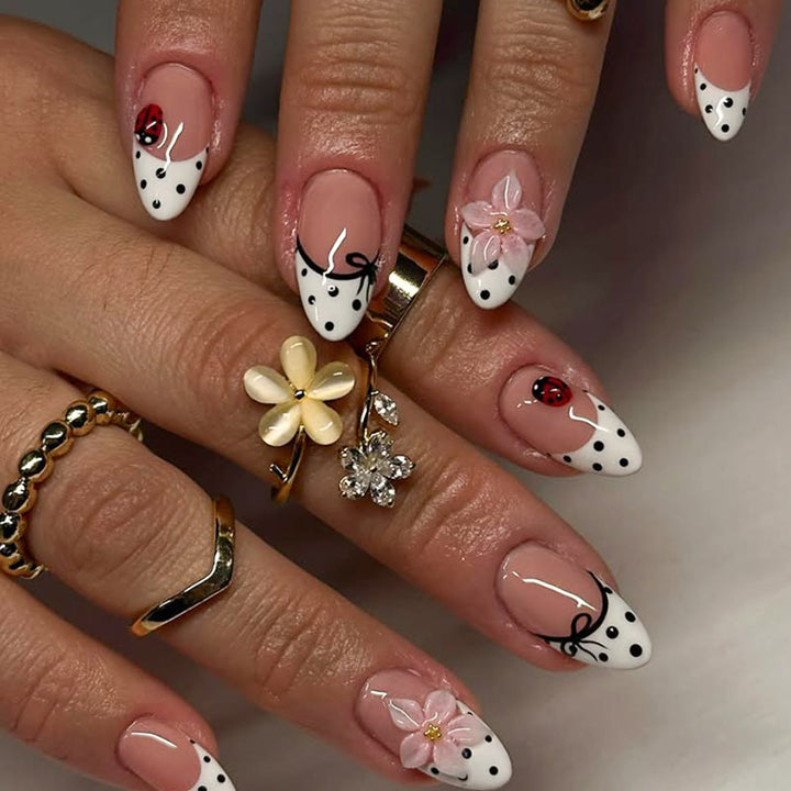 Künstlerische Stiletto Press-On Nägel mit floralen Akzenten