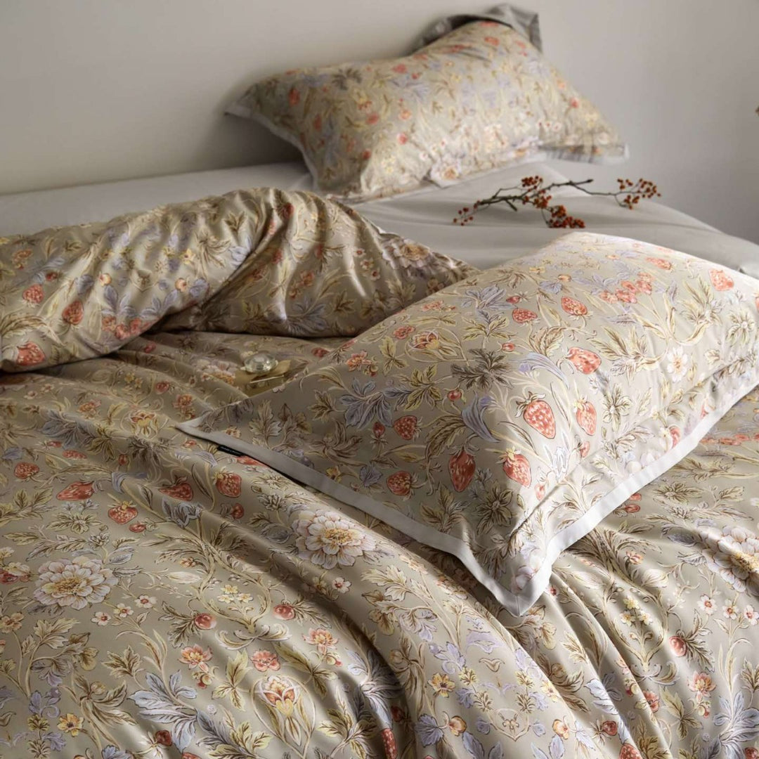Luxuriöses Satin-Bettwäsche-Set mit floralem und Beerenmotiv