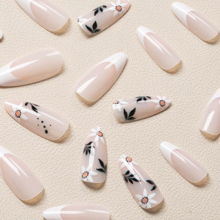 Stylische florale Nagelkunst