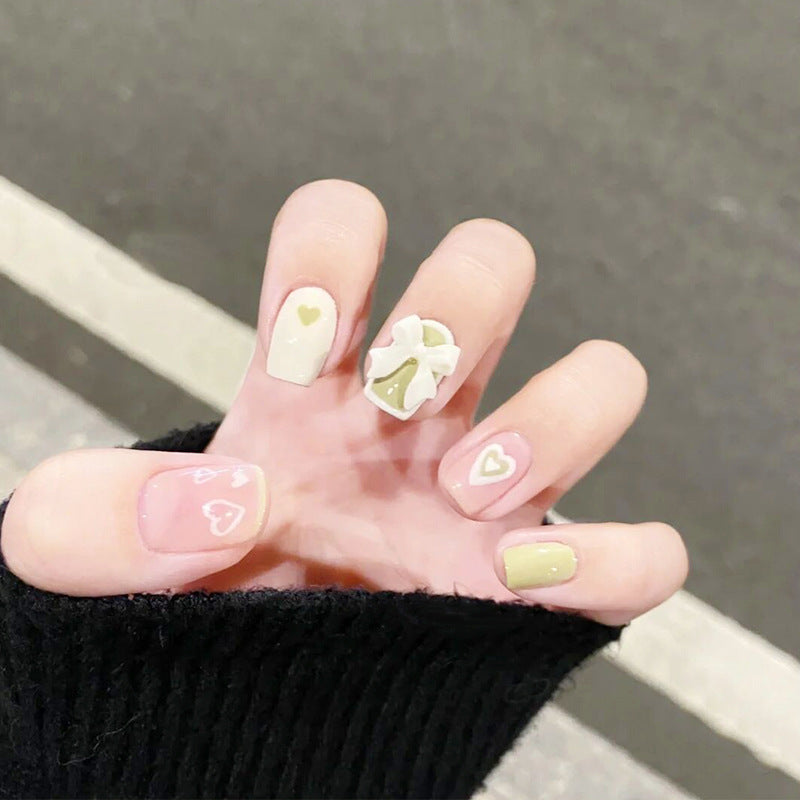 Kunstnagelset mit funkelnden Glitzer- und holografischen Akzenten Karnz