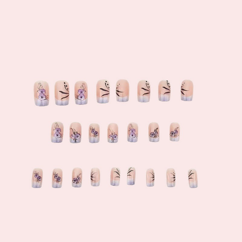 Kunstnagelset mit floralen Akzenten Karnz