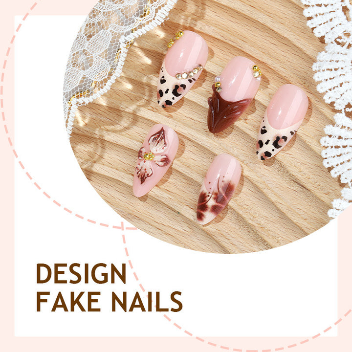 Kreatives Nageldesign Set mit eleganten Akzenten Karnz