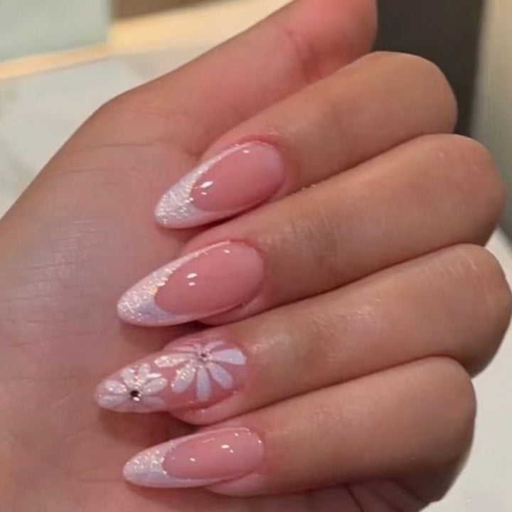 Elegante Kunstnägel mit floralem Design und Glitzerverzierungen Karnz