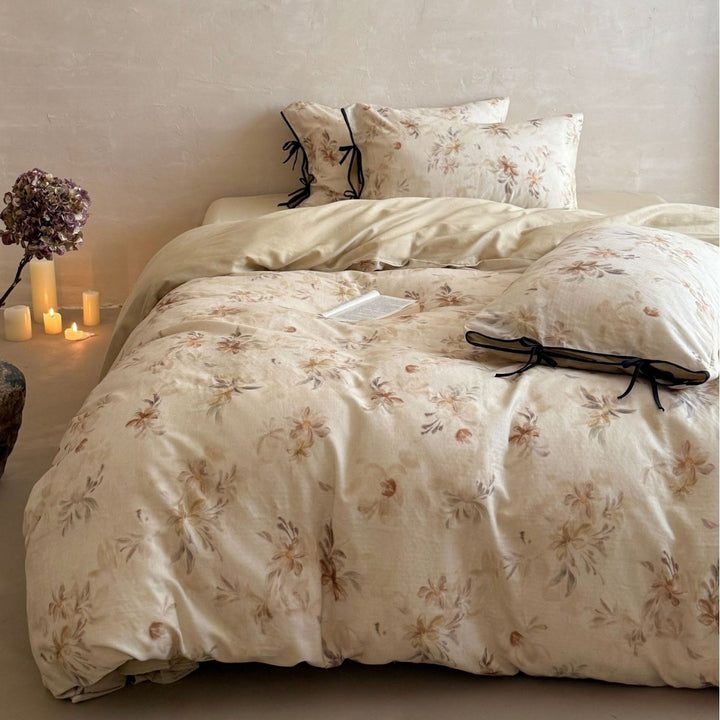Bettwaren-Set aus Baumwoll-Leinen mit zartem Aquarell-Blumenprint und dekorativen Bindebändern