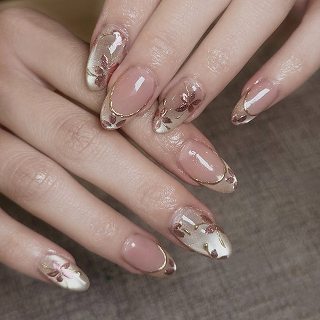 Elegante Blumennagelkunst Karnz