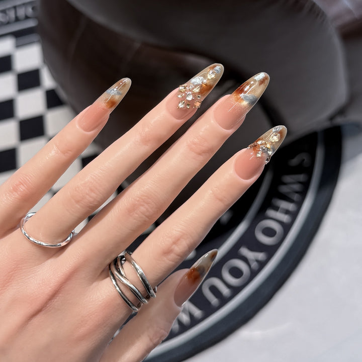 Dekorative Stiletto Press-On-Nagelset mit Blumenmustern Karnz