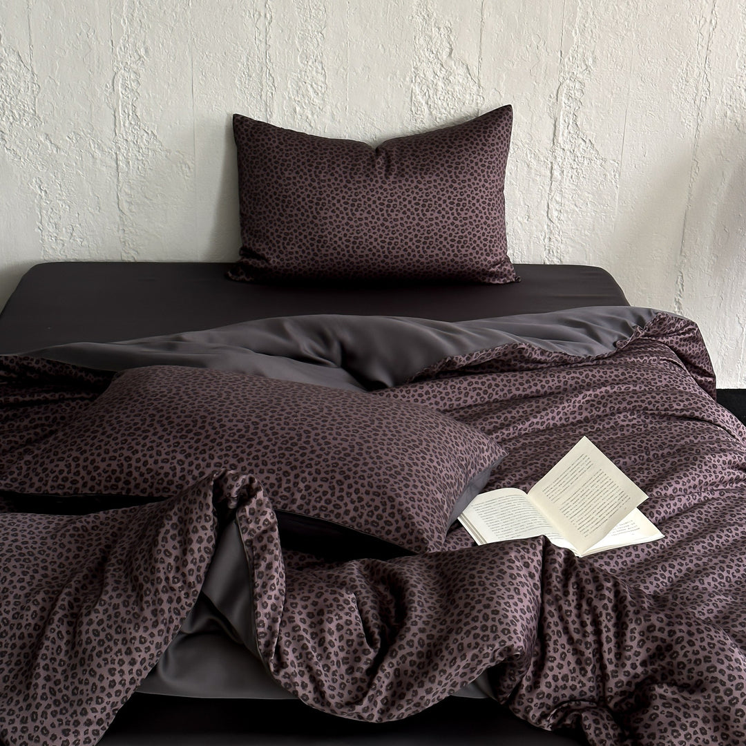 Wendbares Satin-Bettbezug-Set mit feinem Leopardenmuster und seidigem Griff