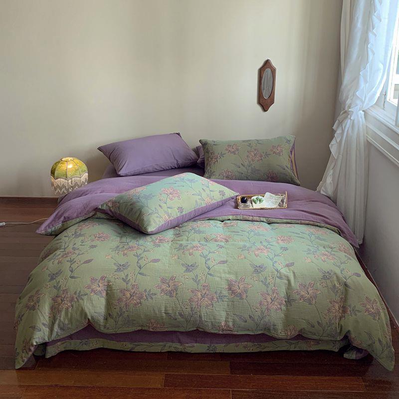 Wendbares Bettwäsche-Garnitur-Set aus Baumwoll-Leinen mit zartem Blumenprint und gesteppter Decke