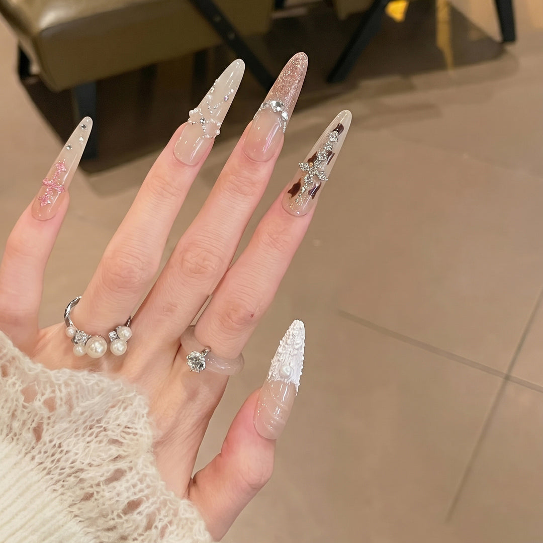 Glamouröses Press-On Nagelkunstset mit innovativen Designelementen Karnz