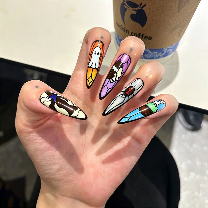 Kunstvolle Nagelspitzen mit Eiscreme-Design Karnz