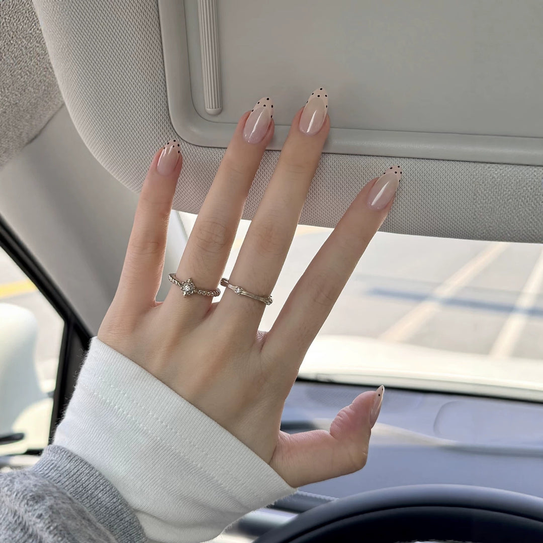 Elegantes kunstvolles Press-On-Nagel-Set mit gepunkteten French Tips