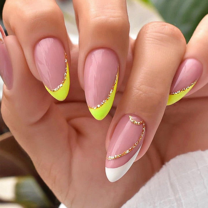 Kreatives Kunstnagelset mit Leopardenmuster und Glitzerakzenten Karnz