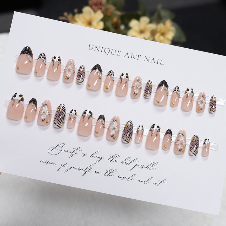 Künstlerisches Nagelset mit floralem und tierischem Druckdesign