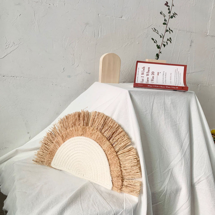 Dekorativer Wandschmuck mit Kunstfaser und Holzperlen Karnz