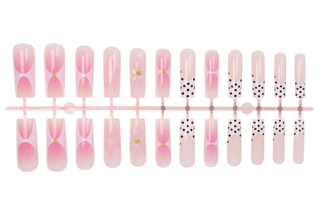 Kunstnagelset mit eleganten Blüten- und Punktmustern Karnz