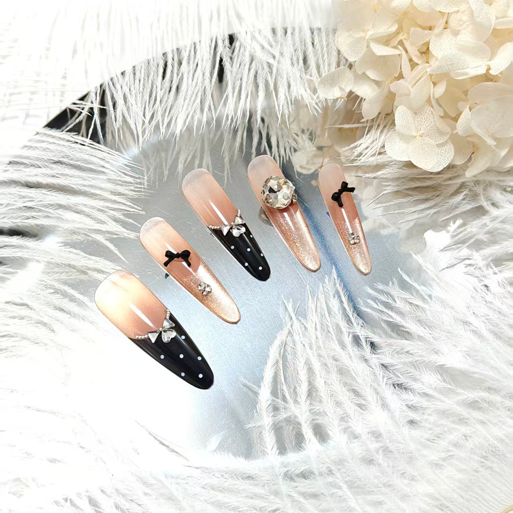 Kunstnägel mit Stilvollen Glitzerakzenten und Eleganter Detailverzierung Karnz
