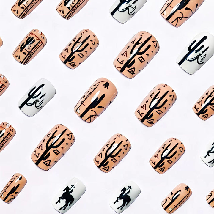 Kunstnageldesign mit Geometrischem Wüstenmotiv Karnz