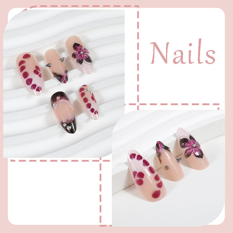Kunstnagelset mit eleganten floralem Design und glänzenden Akzenten Karnz