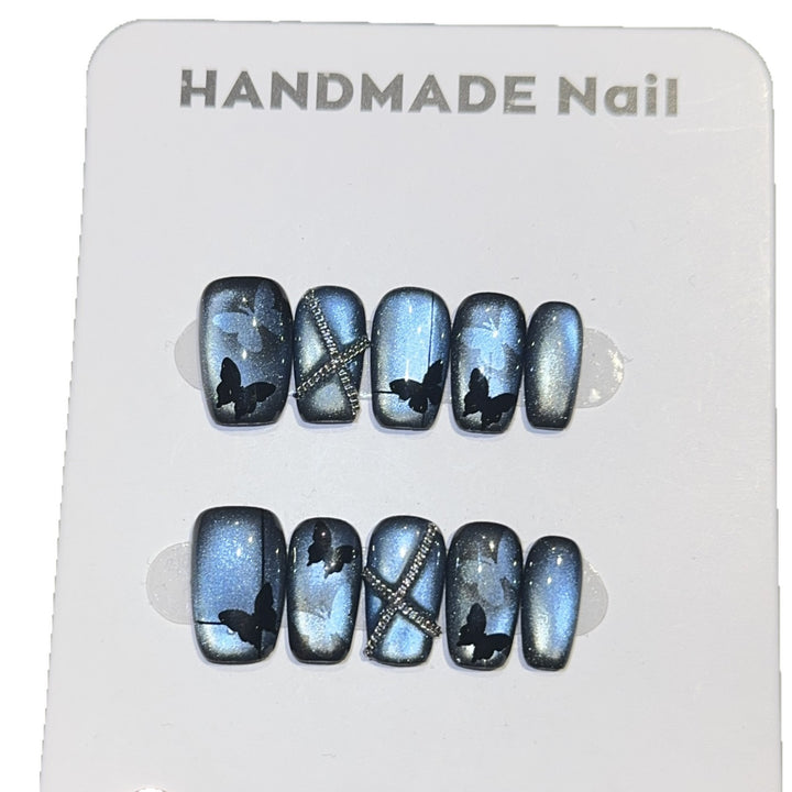 Glamouröse Kunstnägel mit Modischem Schmetterlingsdesign Karnz