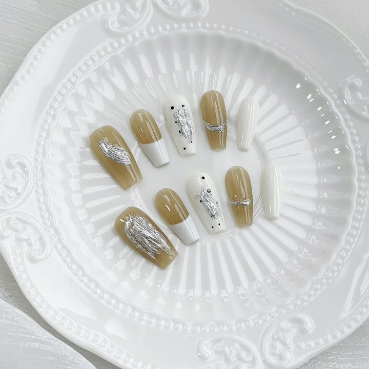 Künstlerisches Press-On-Nagelset mit metallischen Akzenten