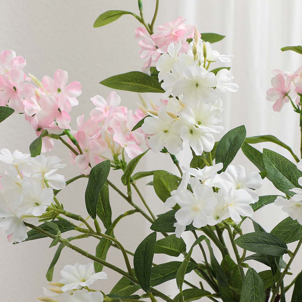 Dekorativer Kunstzweig mit weißen Blüten Karnz