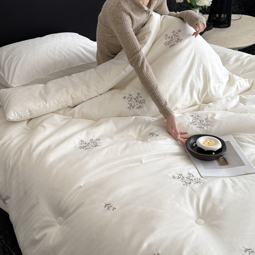 Gestepptes Ganzjahres-Steppbett mit floraler Stickerei und Knopfverarbeitung