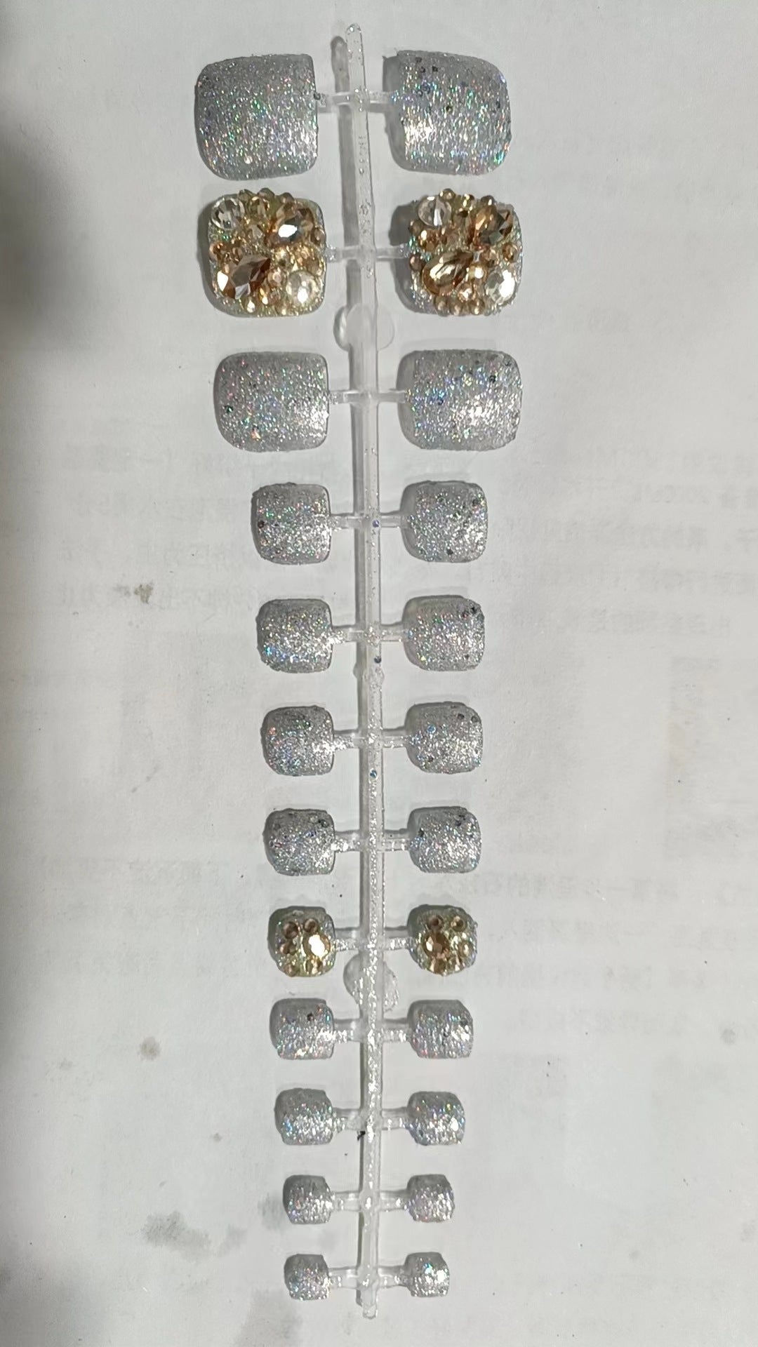 Glamouröse mit Strass verzierte Press-On Nagelset Karnz