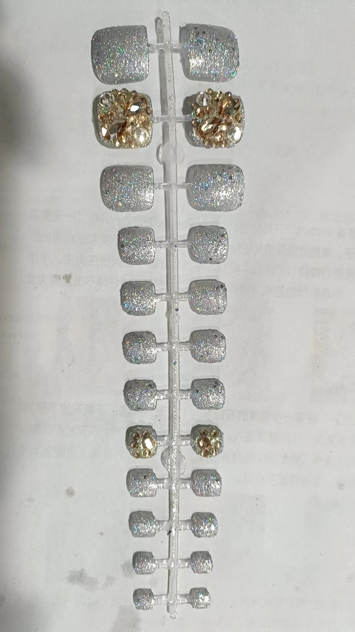 Glamouröse mit Strass verzierte Press-On Nagelset Karnz