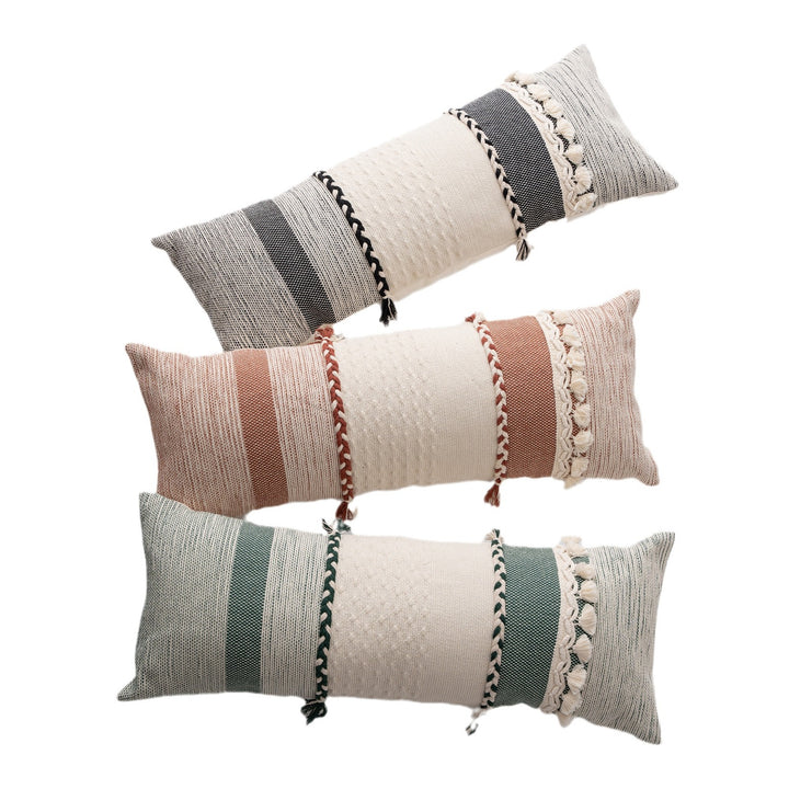 Rechteckiges Boho-Lumbar-Kissen mit geflochtenen Bändern und Quasten