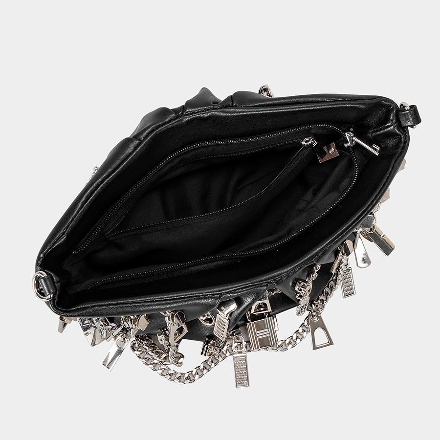 Dekorative Handtasche mit Kettenakzenten